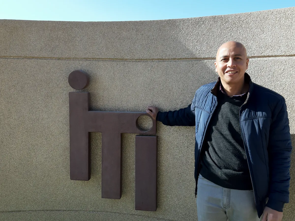 Ahmed Mohyeldin, Information Technology Institute işaretinin yanında